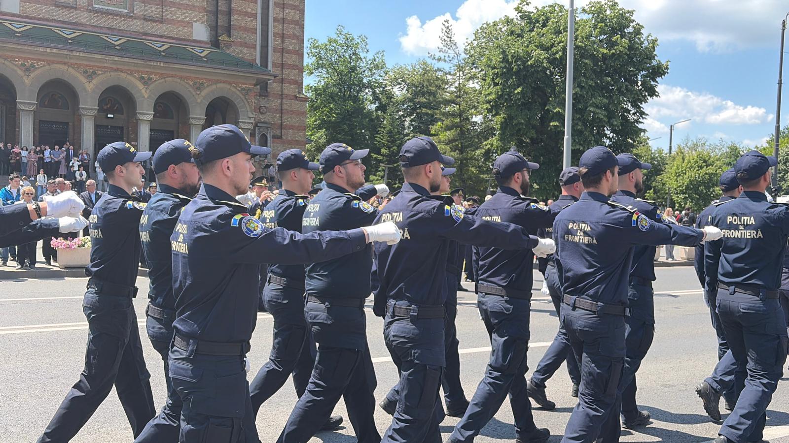Militari din cadrul Brigăzii 18 ISR Decebal defilând pe bulevardul din fața Catedralei Mitropolitane din Timișoara de Ziua Eroilor.