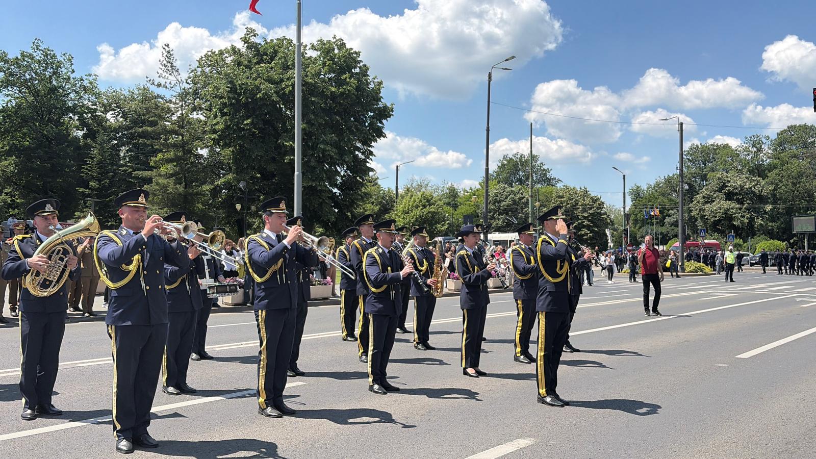 Militari din cadrul Brigăzii 18 ISR Decebal defilând pe bulevardul din fața Catedralei Mitropolitane din Timișoara de Ziua Eroilor.