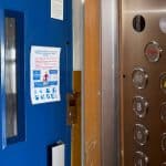 Interiorul unui lift modern de bloc, ilustrând măsurile de siguranță în caz de defecțiune majoră.