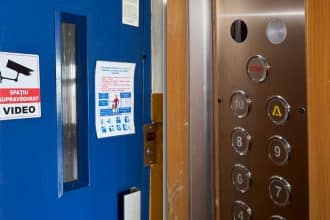 Interiorul unui lift modern de bloc, ilustrând măsurile de siguranță în caz de defecțiune majoră.