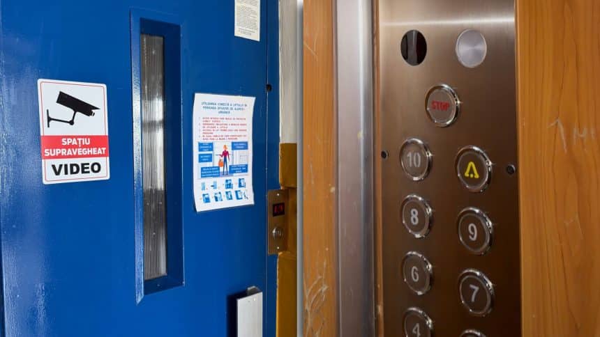 Interiorul unui lift modern de bloc, ilustrând măsurile de siguranță în caz de defecțiune majoră.