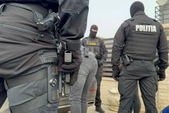Probe și pachete cu substanțe interzise ridicate de procurorii DIICOT Arad în urma perchezițiilor.