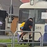 Tramvai aflat în mișcare pe o linie din Timișoara, ilustrând un incident periculos filmat în trafic.