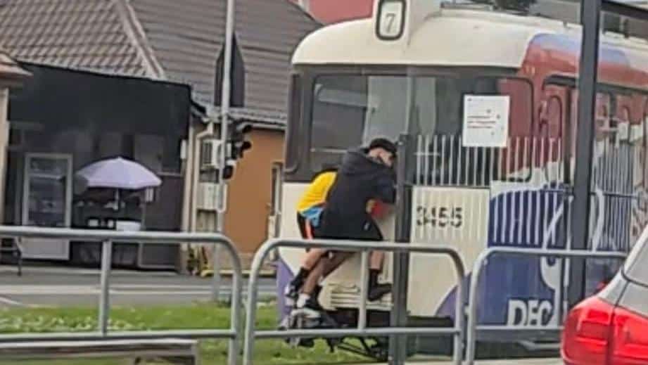 Tramvai aflat în mișcare pe o linie din Timișoara, ilustrând un incident periculos filmat în trafic.