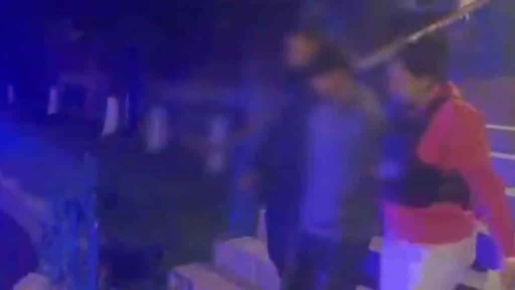 Mașină de poliție din România cu semnalele luminoase aprinse, ilustrând intervenția în cazul unui furt auto în Hunedoara.