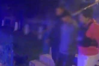Mașină de poliție din România cu semnalele luminoase aprinse, ilustrând intervenția în cazul unui furt auto în Hunedoara.