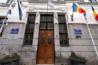 Interiorul unui adăpost de protecție civilă dintr-un subsol de bloc din Timișoara, ilustrând starea infrastructurii de siguranță.