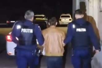 Echipaj de poliție și ambulanță SMURD intervenind în regim de urgență în fața unei locuințe din județul Hunedoara.