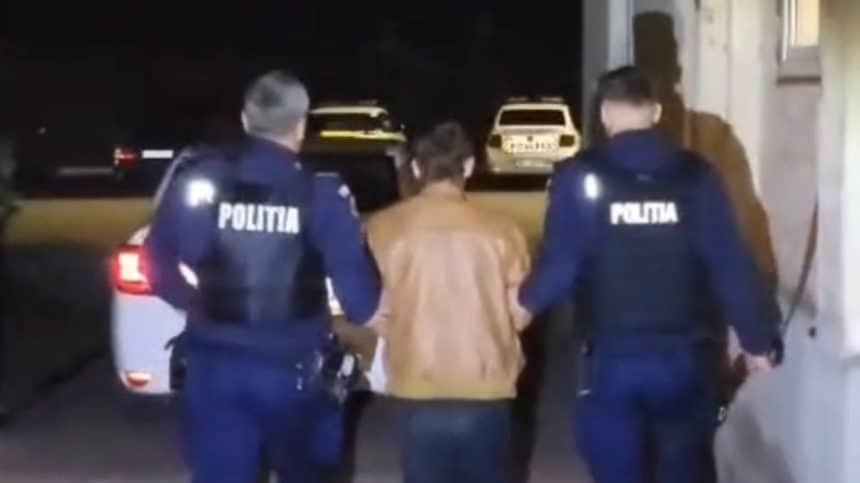 Echipaj de poliție și ambulanță SMURD intervenind în regim de urgență în fața unei locuințe din județul Hunedoara.