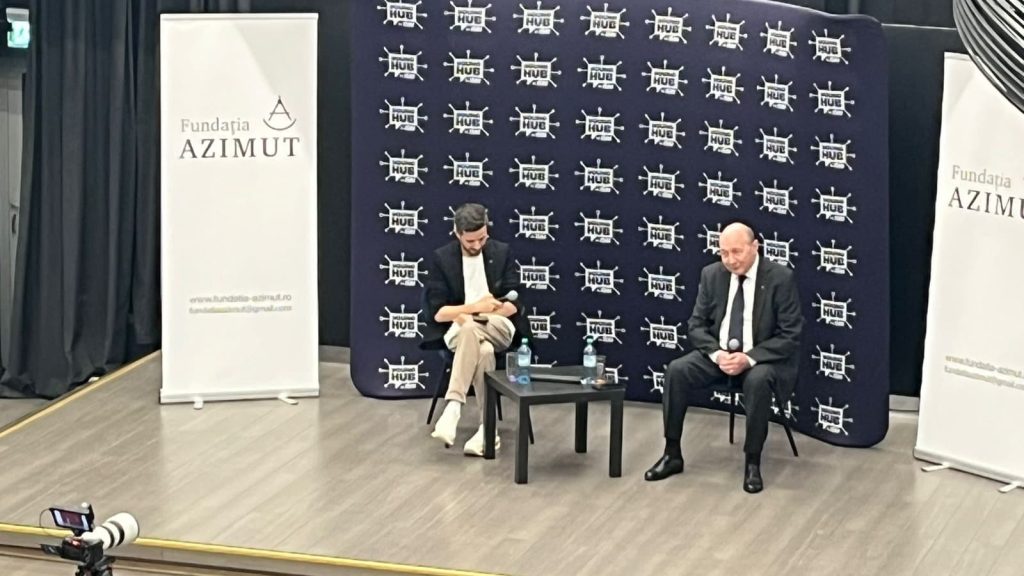 „Traian Băsescu la dezbaterea cu studenții din Timișoara, vorbind despre nevoia unui președinte mai puternic în fața partidelor.”