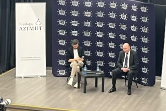 „Traian Băsescu la dezbaterea cu studenții din Timișoara, vorbind despre nevoia unui președinte mai puternic în fața partidelor.”