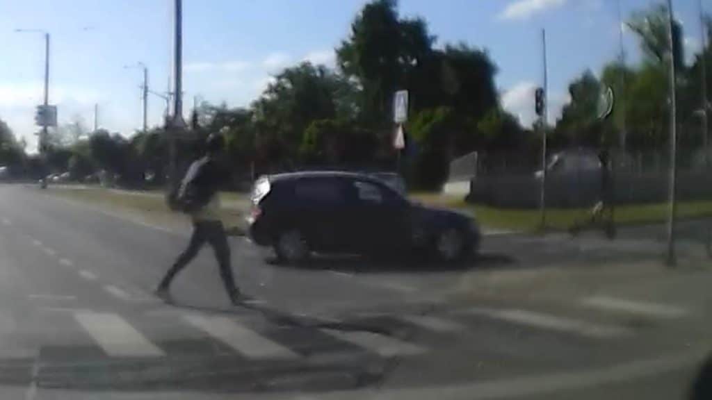 „Cadru de pe camera de bord cu un adolescent pe trotinetă electrică evitând în ultima secundă impactul cu o mașină pe trecerea de pietoni din Timișoara.”