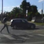 „Cadru de pe camera de bord cu un adolescent pe trotinetă electrică evitând în ultima secundă impactul cu o mașină pe trecerea de pietoni din Timișoara.”