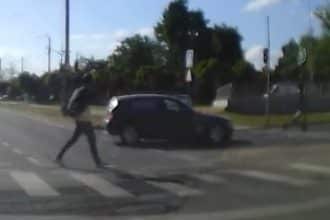 „Cadru de pe camera de bord cu un adolescent pe trotinetă electrică evitând în ultima secundă impactul cu o mașină pe trecerea de pietoni din Timișoara.”