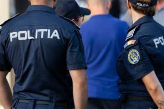 „Mașină de poliție în misiune, după prinderea a doi suspecți de furt din orașul Recaș.”