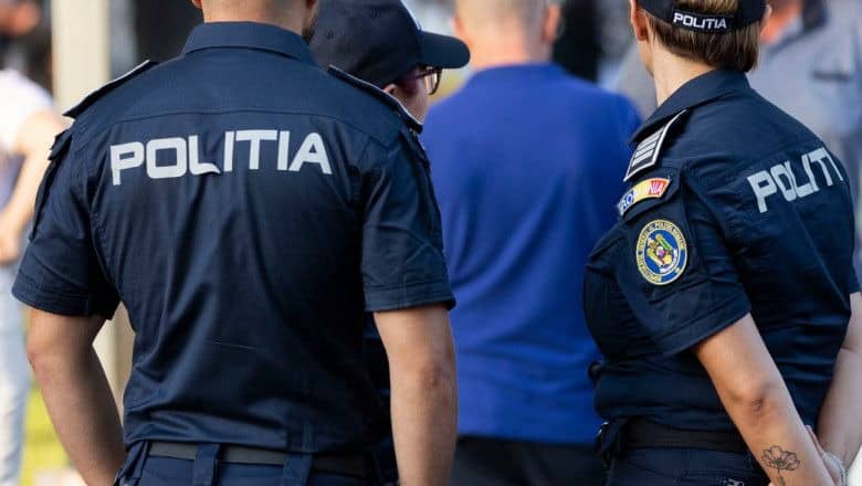 „Mașină de poliție în misiune, după prinderea a doi suspecți de furt din orașul Recaș.”