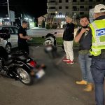 „Polițiști din Timișoara efectuând controale în trafic și testând motocicliștii cu aparatul etilotest.”