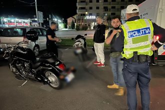 „Polițiști din Timișoara efectuând controale în trafic și testând motocicliștii cu aparatul etilotest.”