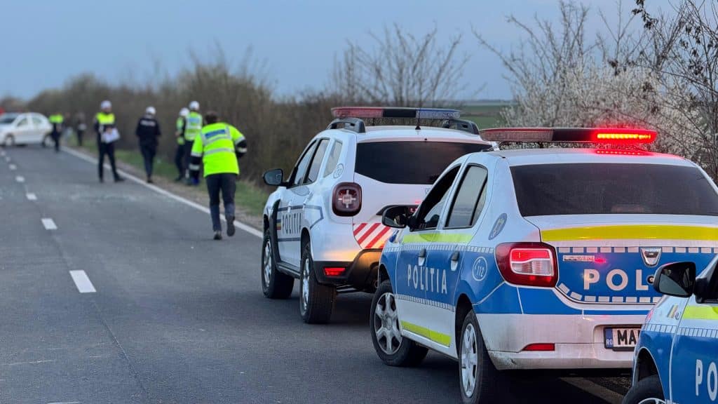 „Echipaje de poliție și ambulanță intervenind la un accident rutier produs la intersecția Drumul Boilor cu strada Sofia din Timișoara.”