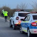 „Echipaje de poliție și ambulanță intervenind la un accident rutier produs la intersecția Drumul Boilor cu strada Sofia din Timișoara.”