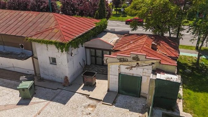 „Utilaje de demolare intervenind pe bulevardul Vasile Pârvan din Timișoara pentru desființarea unor terase și platforme betonate ilegale.”