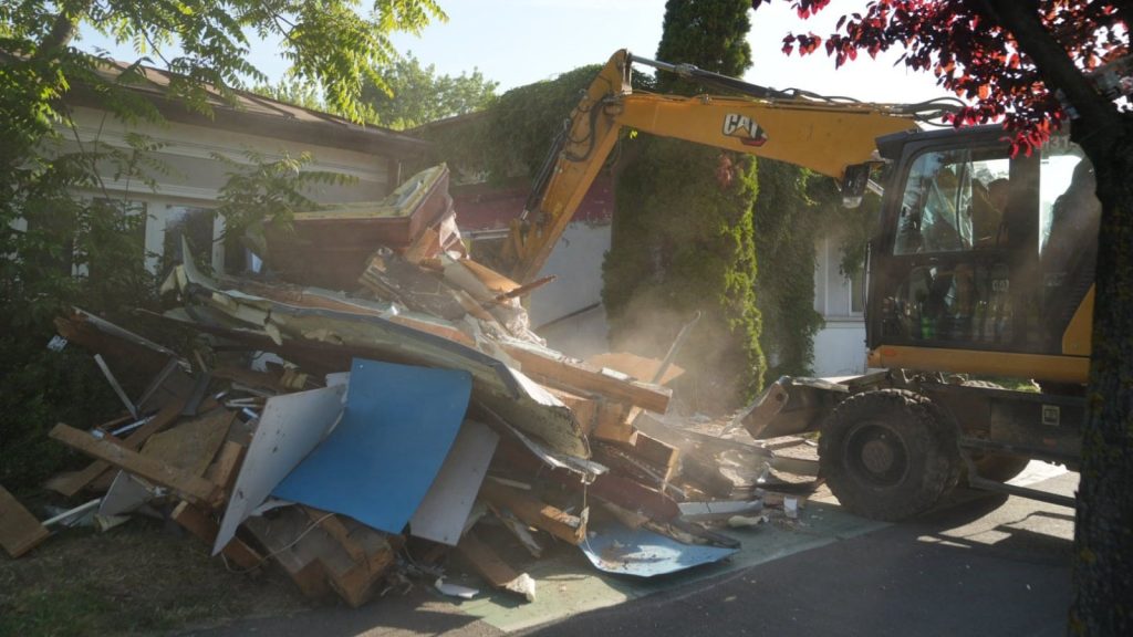 „Utilaje de demolare intervenind pe bulevardul Vasile Pârvan din Timișoara pentru desființarea unor terase și platforme betonate ilegale.”