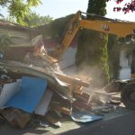 „Utilaje de demolare intervenind pe bulevardul Vasile Pârvan din Timișoara pentru desființarea unor terase și platforme betonate ilegale.”