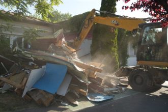 „Utilaje de demolare intervenind pe bulevardul Vasile Pârvan din Timișoara pentru desființarea unor terase și platforme betonate ilegale.”