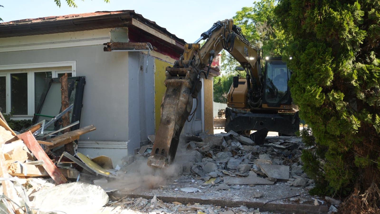 „Utilaje de demolare intervenind pe bulevardul Vasile Pârvan din Timișoara pentru desființarea unor terase și platforme betonate ilegale.”