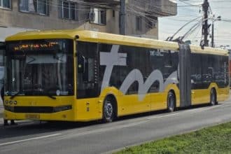 „Autobuz metropolitan STPT în Timișoara, afectat de modificările de traseu cauzate de lucrările de pe carosabil.”