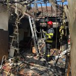 „Autospeciale ISU Arad intervenind de urgență în localitatea Sebiș pentru stingerea unui incendiu izbucnit după explozia unei butelii.”
