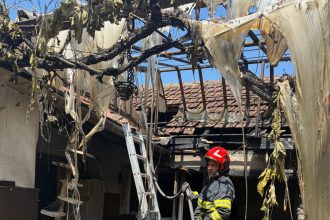 „Autospeciale ISU Arad intervenind de urgență în localitatea Sebiș pentru stingerea unui incendiu izbucnit după explozia unei butelii.”