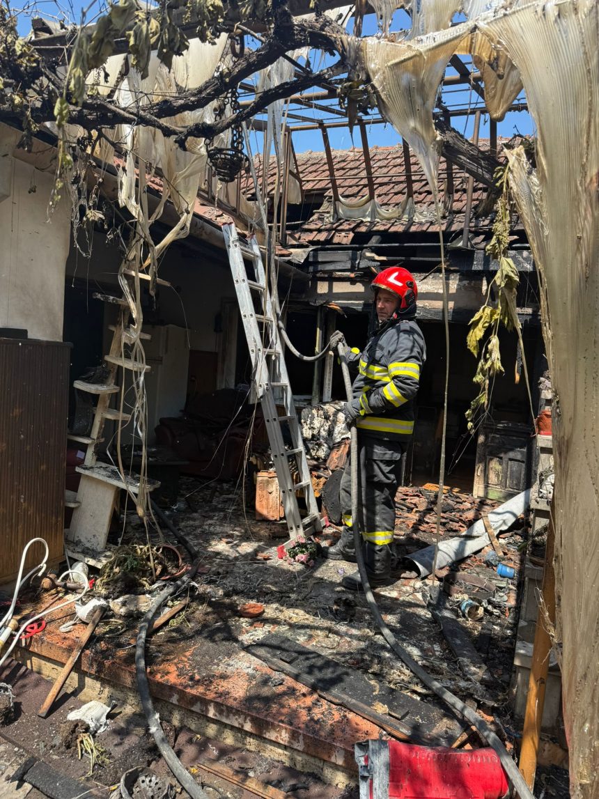 „Autospeciale ISU Arad intervenind de urgență în localitatea Sebiș pentru stingerea unui incendiu izbucnit după explozia unei butelii.”