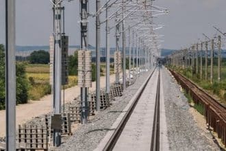 „Infrastructură feroviară în Timișoara care urmează să fie modernizată și folosită pentru viitoarea rețea de tren metropolitan electric.”