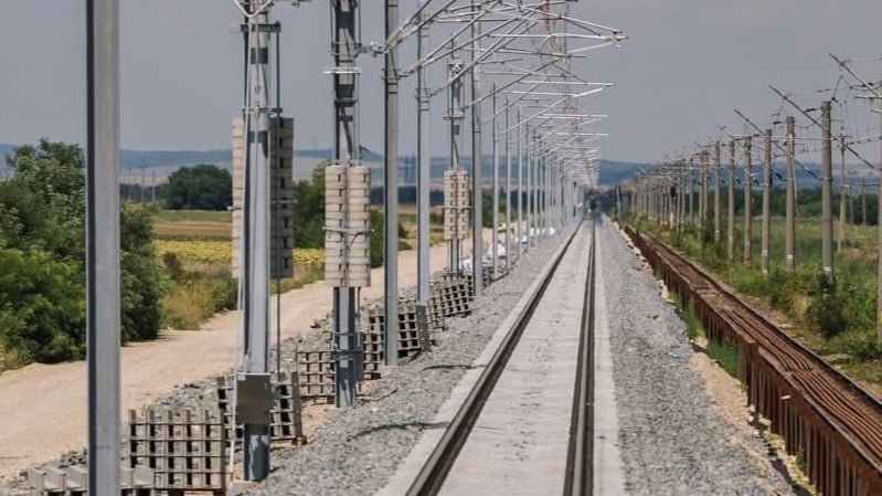 „Infrastructură feroviară în Timișoara care urmează să fie modernizată și folosită pentru viitoarea rețea de tren metropolitan electric.”