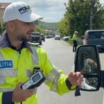 Autospecială de poliție cu girofarurile pornite în timpul unui control de rutină în trafic pe străzile din Deva.
