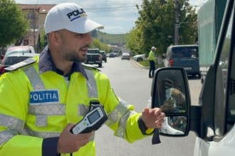 Autospecială de poliție cu girofarurile pornite în timpul unui control de rutină în trafic pe străzile din Deva.