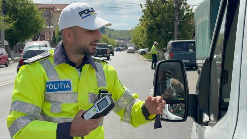 Autospecială de poliție cu girofarurile pornite în timpul unui control de rutină în trafic pe străzile din Deva.