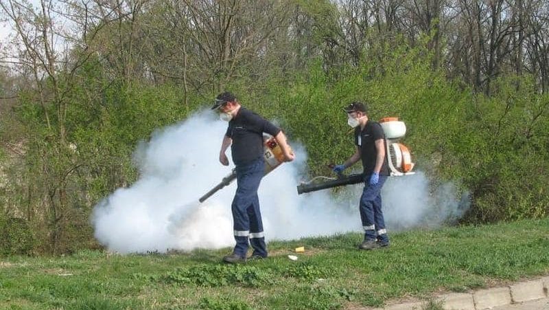 Utilaj specializat pulverizând substanțe chimice pentru combaterea țânțarilor și căpușelor în timpul nopții pe domeniul public din Timișoara.