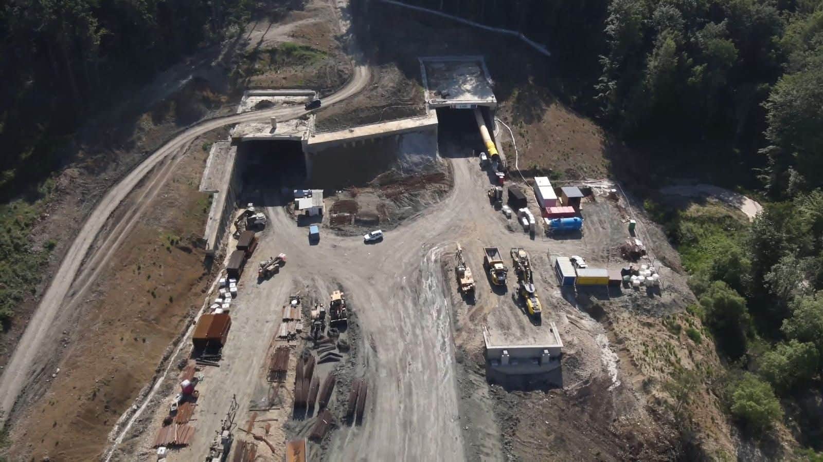 Lucrări de excavare și consolidare la intrările tunelurilor pentru mamifere mari de pe autostrada Lugoj Deva sectorul Margina Holdea.