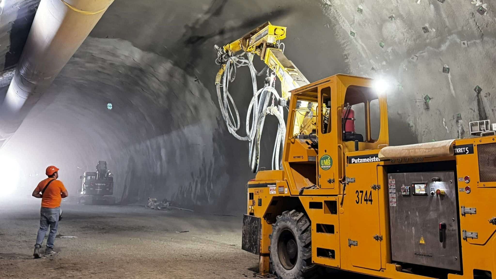 Lucrări de excavare și consolidare la intrările tunelurilor pentru mamifere mari de pe autostrada Lugoj Deva sectorul Margina Holdea.