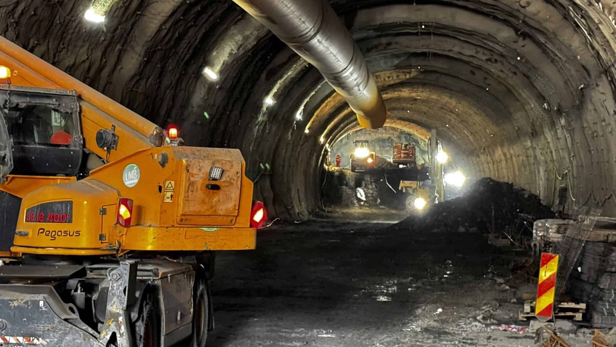 Lucrări de excavare și consolidare la intrările tunelurilor pentru mamifere mari de pe autostrada Lugoj Deva sectorul Margina Holdea.