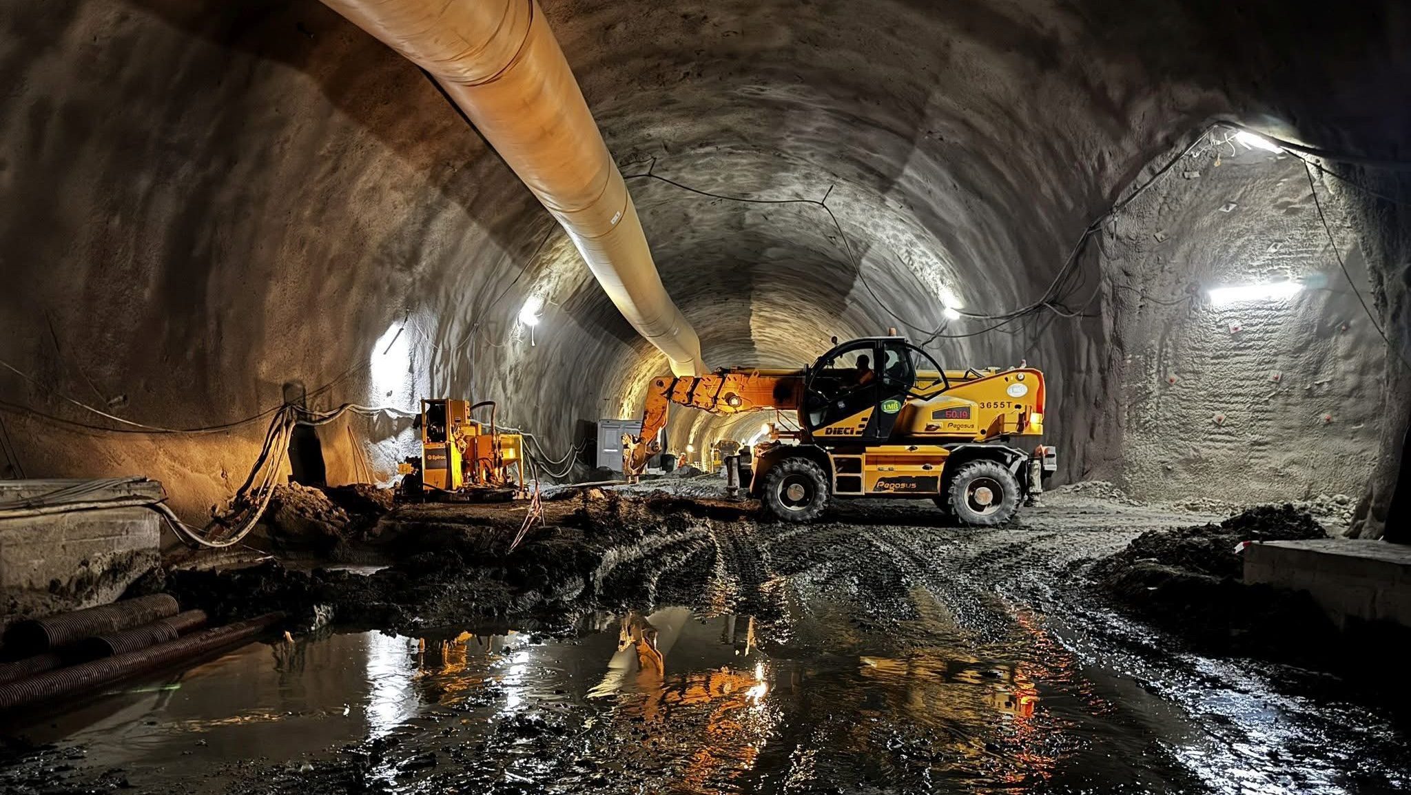 Lucrări de excavare și consolidare la intrările tunelurilor pentru mamifere mari de pe autostrada Lugoj Deva sectorul Margina Holdea.