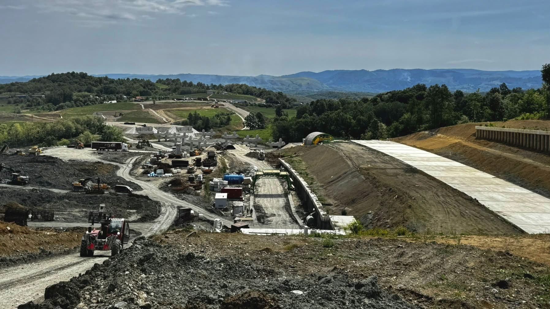 Lucrări de excavare și consolidare la intrările tunelurilor pentru mamifere mari de pe autostrada Lugoj Deva sectorul Margina Holdea.