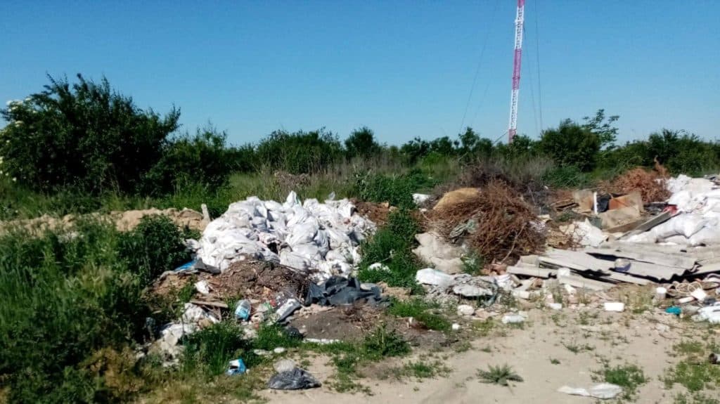 Grămezi de deșeuri amestecate și abandonate ilegal pe un teren aparținând Primăriei Boldur în localitatea Ohaba Forgaci.