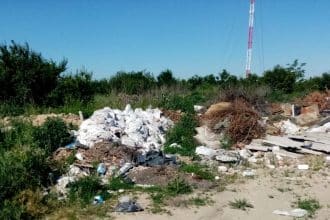 Grămezi de deșeuri amestecate și abandonate ilegal pe un teren aparținând Primăriei Boldur în localitatea Ohaba Forgaci.