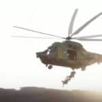 Elicopter militar de tip IAR 330 aparținând Forțelor Aeriene Române după ce a aterizat de urgență pe un câmp de lângă Reșița.