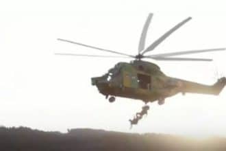 Elicopter militar de tip IAR 330 aparținând Forțelor Aeriene Române după ce a aterizat de urgență pe un câmp de lângă Reșița.