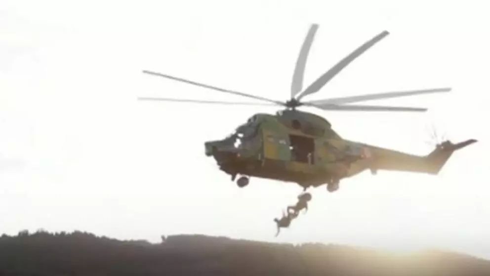 Elicopter militar de tip IAR 330 aparținând Forțelor Aeriene Române după ce a aterizat de urgență pe un câmp de lângă Reșița.