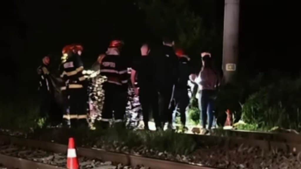 Tren de călători oprit pe liniile de cale ferată dintre stațiile CFR Petroșani și Livezeni în urma unui accident mortal.